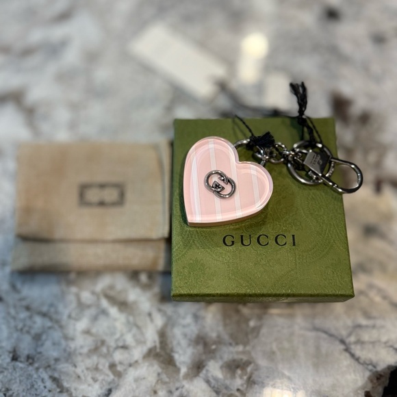 Gucci Interlocking G heart-shaped keychain - Picture 2 of 4